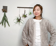 重ね着にぴったり！薄手で着やすいレディースリブクルーネック長袖Tシャツ