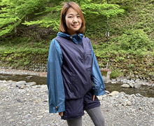 女性らしいデザインで、羽のような軽さの高撥水ライトフーディー